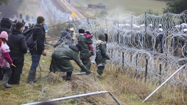 ПУЦЊАВА НА ГРАНИЦИ БЕЛОРУСИЈЕ И ПОЉСКЕ Минск: Пољска војска отворила ватру ПУЦЊАВА НА ГРАНИЦИ БЕЛОРУСИЈЕ И ПОЉСКЕ Минск: Пољска војска отворила ватру