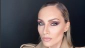 VERILA SE JELENA GAVRILOVIĆ: Pohvalila skupocenim prstenom, odmah je odlučila (FOTO) VERILA SE JELENA GAVRILOVIĆ: Pohvalila skupocenim prstenom, odmah je odlučila (FOTO)