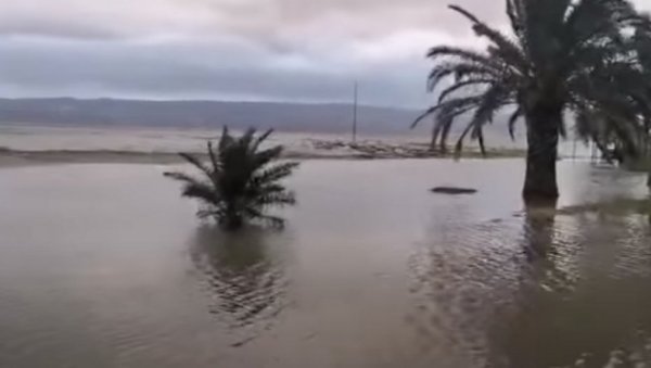 ЈАК ВЕТАР ЗАТВАРА ПУТЕВЕ: У Хрватској проблеми на Јадранској магистрали, на неким деоницама затворен саобраћај за аутобусе ЈАК ВЕТАР ЗАТВАРА ПУТЕВЕ: У Хрватској проблеми на Јадранској магистрали, на неким деоницама затворен саобраћај за аутобусе