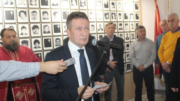 САБРАЛИ СВЕ ЈУНАКЕ: Освештана борачка спомен-соба у Угљевику (ФОТО) САБРАЛИ СВЕ ЈУНАКЕ: Освештана борачка спомен-соба у Угљевику (ФОТО)