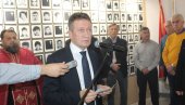САБРАЛИ СВЕ ЈУНАКЕ: Освештана борачка спомен-соба у Угљевику (ФОТО) САБРАЛИ СВЕ ЈУНАКЕ: Освештана борачка спомен-соба у Угљевику (ФОТО)