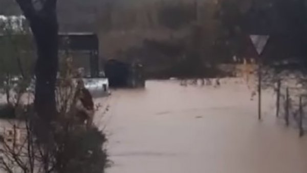 СНИМАК КОЈИ ЈЕ ОДУШЕВИО РЕГИОН: Младић у доњем вешу ускочио у мутну бујицу у Сарајеву како би спасао један живот (ВИДЕО) СНИМАК КОЈИ ЈЕ ОДУШЕВИО РЕГИОН: Младић у доњем вешу ускочио у мутну бујицу у Сарајеву како би спасао један живот (ВИДЕО)