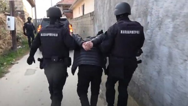 УХАПШЕН ВЕТЕРАН ОВК У СУБОТИЦИ: Погледајте спектакуларну акцију полиције, пронађене и фотографије у униформи (ВИДЕО) УХАПШЕН ВЕТЕРАН ОВК У СУБОТИЦИ: Погледајте спектакуларну акцију полиције, пронађене и фотографије у униформи (ВИДЕО)