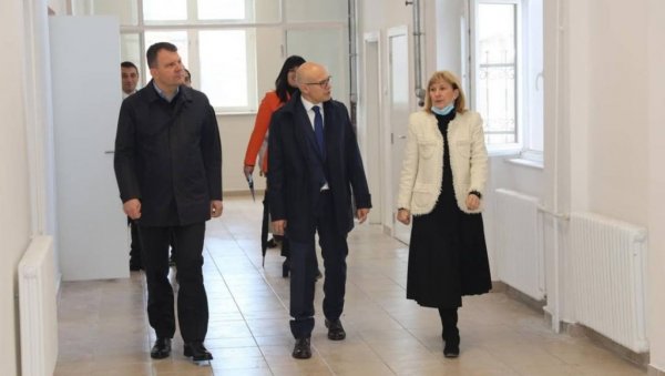 ГРАДОНАЧЕЛНИК ВУЧЕВИЋ: Град и Покрајина уложили 365 милиона у повећање просторног капацитета Гимназије (ФОТО) ГРАДОНАЧЕЛНИК ВУЧЕВИЋ: Град и Покрајина уложили 365 милиона у повећање просторног капацитета Гимназије (ФОТО)