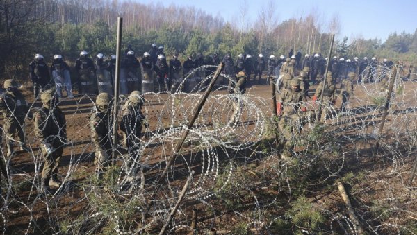 ЛИТВАНИЈА УВЕЛА ВАНРЕДНУ СИТУАЦИЈУ: На граници Белорусије и Пољске и даље напето због ситуације са мигрантима ЛИТВАНИЈА УВЕЛА ВАНРЕДНУ СИТУАЦИЈУ: На граници Белорусије и Пољске и даље напето због ситуације са мигрантима