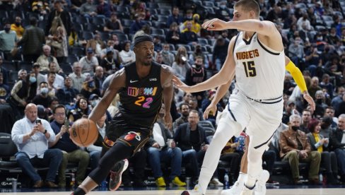 DŽIMI BATLER POSTAO ŽENA?! Zvezda Majamija i rival Jokića u NBA finalu šokirao novinare na startu priprema (VIDEO) DŽIMI BATLER POSTAO ŽENA?! Zvezda Majamija i rival Jokića u NBA finalu šokirao novinare na startu priprema (VIDEO)