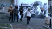 DIVLJAŠTVO U CENTRU BEOGRADA: Dve žene gađale mural generala Mladića DIVLJAŠTVO U CENTRU BEOGRADA: Dve žene gađale mural generala Mladića