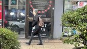 ŠETNJA PO KIŠI: Nekadašnja ministarka Kori Udovički gradskim ulicama ide bez kišobrana ŠETNJA PO KIŠI: Nekadašnja ministarka Kori Udovički gradskim ulicama ide bez kišobrana