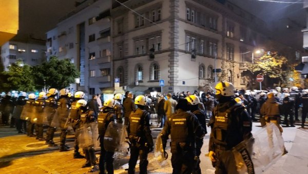 СРЕБРЕНИЦА НИЈЕ ГЕНОЦИД! Аидини јајима погодили дете, националисти певају СРЕБРЕНИЦА НИЈЕ ГЕНОЦИД! Аидини јајима погодили дете, националисти певају