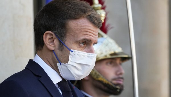 ФРАНЦУСКИ ПРЕДСЕДНИК МАКРОН СЕ ОБРАТИО НАЦИЈИ: Трећа доза обавезна за санитарни пасош за све старије од 65 година ФРАНЦУСКИ ПРЕДСЕДНИК МАКРОН СЕ ОБРАТИО НАЦИЈИ: Трећа доза обавезна за санитарни пасош за све старије од 65 година