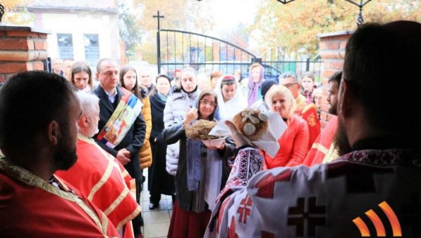 СЛАВА ХРАМА ВЕЛИКОМУЧЕНИКА ДИМИТРИЈА: Кумство преузела певачка група Ерцеговина из Сечња (ФОТО) СЛАВА ХРАМА ВЕЛИКОМУЧЕНИКА ДИМИТРИЈА: Кумство преузела певачка група Ерцеговина из Сечња (ФОТО)