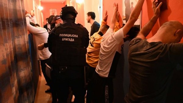 ВЕЛИКА АКЦИЈА ХОТСПОТ: У осам градова пронађено скоро 1.000 миграната - пали и кријумчари људи ВЕЛИКА АКЦИЈА ХОТСПОТ: У осам градова пронађено скоро 1.000 миграната - пали и кријумчари људи