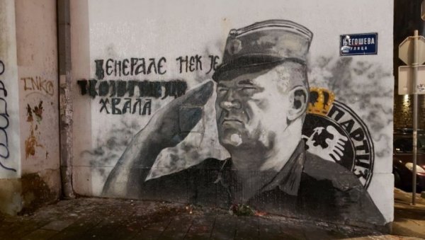МЛАДИ ОЧИСТИЛИ МУРАЛ РАТКУ МЛАДИЋУ: Нема више беле фарбе на лику генерала МЛАДИ ОЧИСТИЛИ МУРАЛ РАТКУ МЛАДИЋУ: Нема више беле фарбе на лику генерала