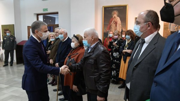 ПОВОДОМ ДАНА ПРИМИРЈА: Министар Стефановић са потомцима ратника Србије из Првог светског рата ПОВОДОМ ДАНА ПРИМИРЈА: Министар Стефановић са потомцима ратника Србије из Првог светског рата