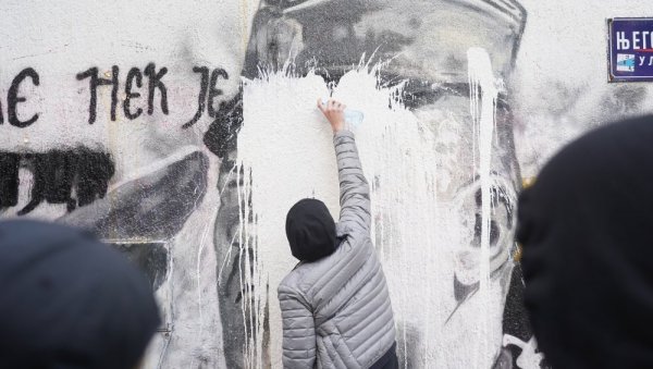 ГРУПА МЛАДИХ ЧИСТИ МУРАЛ РАТКУ МЛАДИЋУ: Донели воду и крпе, скидају креч са лика српског генерала (ФОТО) ГРУПА МЛАДИХ ЧИСТИ МУРАЛ РАТКУ МЛАДИЋУ: Донели воду и крпе, скидају креч са лика српског генерала (ФОТО)