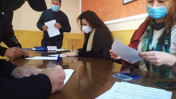 ПОДРШКА ЗА ГАЗДИНСТВА: Уговори о субвенционисању пољопривредним газдинствима у Ћићевцу ПОДРШКА ЗА ГАЗДИНСТВА: Уговори о субвенционисању пољопривредним газдинствима у Ћићевцу