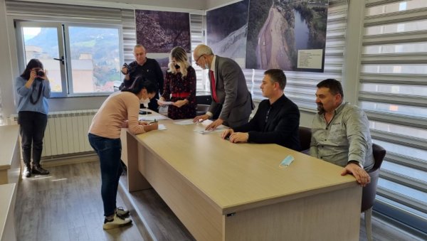 ДОНАЦИЈА ПОЉОПРИВРЕДНИЦИМА У ПРИЈЕПОЉУ: Опрема и механизација у вредности 2,85 милиона динара ДОНАЦИЈА ПОЉОПРИВРЕДНИЦИМА У ПРИЈЕПОЉУ: Опрема и механизација у вредности 2,85 милиона динара