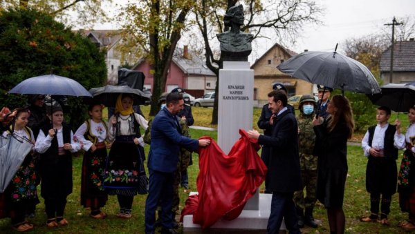 ПРИНЦ ФИЛИП ОТКРИО СПОМЕНИК КРАЉИЦИ МАРИЈИ: Сјајна манифестација у Инђији, млади Карађорђевић захвалан домаћинима (ФОТО) ПРИНЦ ФИЛИП ОТКРИО СПОМЕНИК КРАЉИЦИ МАРИЈИ: Сјајна манифестација у Инђији, млади Карађорђевић захвалан домаћинима (ФОТО)
