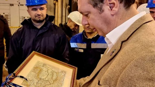 ПОКЛОН ЗА ПРЕДСЕДНИКА: Погледајте шта су радници термоелектране поклонили Вучићу (ФОТО) ПОКЛОН ЗА ПРЕДСЕДНИКА: Погледајте шта су радници термоелектране поклонили Вучићу (ФОТО)