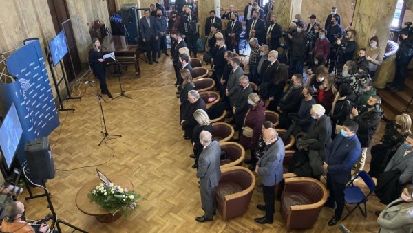 КОМЕМОРАЦИЈА МАРИНКУ РОКВИЋУ: Породица не може да сакрије сузе - пуна Камена сала Радио Београда (ФОТО/ВИДЕО) КОМЕМОРАЦИЈА МАРИНКУ РОКВИЋУ: Породица не може да сакрије сузе - пуна Камена сала Радио Београда (ФОТО/ВИДЕО)