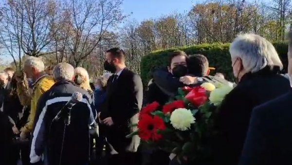 ПОТРЕСАН ПРИЗОР СА САХРАНЕ: Супруга Славица се једва држи (ВИДЕО) ПОТРЕСАН ПРИЗОР СА САХРАНЕ: Супруга Славица се једва држи (ВИДЕО)