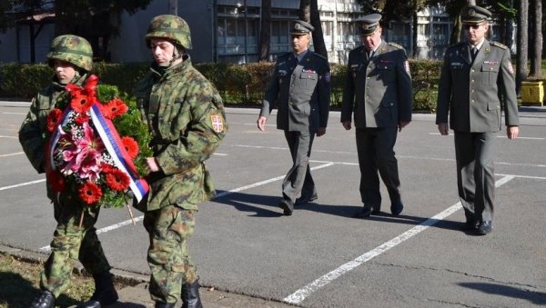 ПОЛОЖЕНИ ВЕНЦИ У КАСАРНИ ЦАР ЛАЗАР: У Крушевцу обележен Дан примирја ПОЛОЖЕНИ ВЕНЦИ У КАСАРНИ ЦАР ЛАЗАР: У Крушевцу обележен Дан примирја