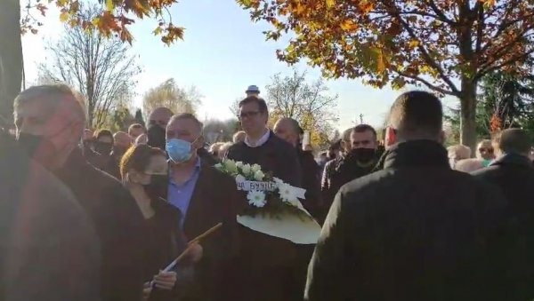 ВУЧИЋ НА САХРАНИ: Букет белог цвећа за Маринка Роквића са посебном поруком (ВИДЕО) ВУЧИЋ НА САХРАНИ: Букет белог цвећа за Маринка Роквића са посебном поруком (ВИДЕО)