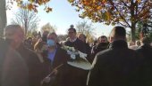 VUČIĆ NA SAHRANI: Buket belog cveća za Marinka Rokvića sa posebnom porukom (VIDEO) VUČIĆ NA SAHRANI: Buket belog cveća za Marinka Rokvića sa posebnom porukom (VIDEO)