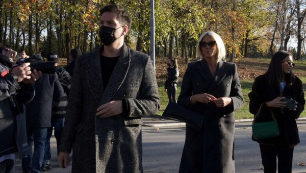 ВИДНО ПОТРЕСЕНА, СВА У ЦРНОМ: Јелена Карлеуша на сахрани Маринка Роквића (ФОТО) ВИДНО ПОТРЕСЕНА, СВА У ЦРНОМ: Јелена Карлеуша на сахрани Маринка Роквића (ФОТО)
