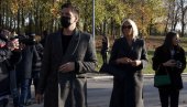 ВИДНО ПОТРЕСЕНА, СВА У ЦРНОМ: Јелена Карлеуша на сахрани Маринка Роквића (ФОТО) ВИДНО ПОТРЕСЕНА, СВА У ЦРНОМ: Јелена Карлеуша на сахрани Маринка Роквића (ФОТО)
