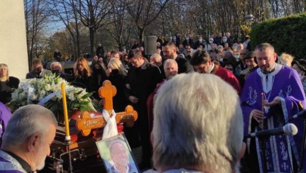 ПОТРЕСНЕ СЛИКЕ МАРИНКОВИХ СИНОВА: Никола се сломио током опела, Марко плаче на глас (ФОТО/ВИДЕО) ПОТРЕСНЕ СЛИКЕ МАРИНКОВИХ СИНОВА: Никола се сломио током опела, Марко плаче на глас (ФОТО/ВИДЕО)