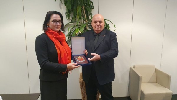 СРБИЈУ СМАТРАМО ШВАЈЦАРСКОМ НА БАЛКАНУ: Представница аустријског парламента у разговору са Палмом СРБИЈУ СМАТРАМО ШВАЈЦАРСКОМ НА БАЛКАНУ: Представница аустријског парламента у разговору са Палмом