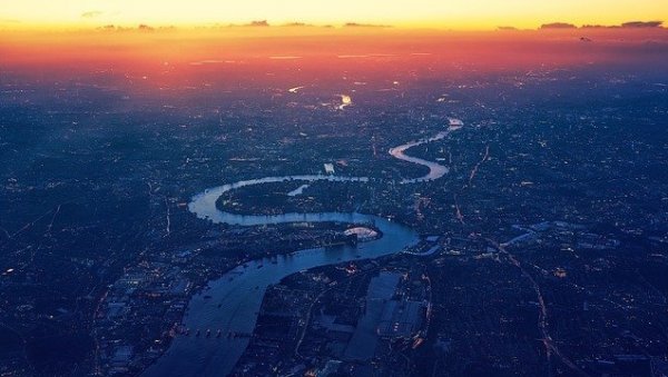 ПРЕВРНУО СЕ ЧАМАЦ У ТЕМЗИ: Пет особа спашено, за једном се још трага ПРЕВРНУО СЕ ЧАМАЦ У ТЕМЗИ: Пет особа спашено, за једном се још трага