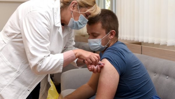У ОБЕ РУКЕ ПО ВАКЦИНА: Велико интересовање за цепиво против вируса грипа, потрошене значајне залихе У ОБЕ РУКЕ ПО ВАКЦИНА: Велико интересовање за цепиво против вируса грипа, потрошене значајне залихе
