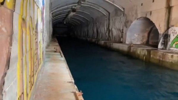 ОД ПОНОСА, ДО РУИНЕ: Напуштени тунели за подморнице у Црној Гори (ВИДЕО) ОД ПОНОСА, ДО РУИНЕ: Напуштени тунели за подморнице у Црној Гори (ВИДЕО)