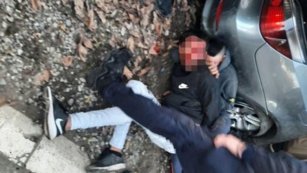 НОВОСТИ САЗНАЈУ: Возач БМВ-а бежао од полиције са децом у аутомобилу НОВОСТИ САЗНАЈУ: Возач БМВ-а бежао од полиције са децом у аутомобилу