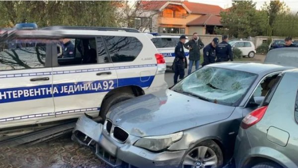 ФОТОГРАФИЈЕ ХАПШЕЊА ВОЗАЧА БМВ-а: Драган након филмске потере у Земуну лежи са лисицама на рукама (ФОТО) ФОТОГРАФИЈЕ ХАПШЕЊА ВОЗАЧА БМВ-а: Драган након филмске потере у Земуну лежи са лисицама на рукама (ФОТО)