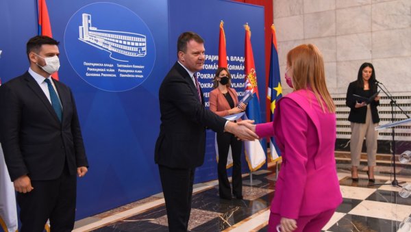 ПОДРШКА ЗА 49 ПРИВРЕДНИХ ДРУШТАВА: За набавку нове опреме привредницима у Војводини издвојено укупно 263,3 милиона динара ПОДРШКА ЗА 49 ПРИВРЕДНИХ ДРУШТАВА: За набавку нове опреме привредницима у Војводини издвојено укупно 263,3 милиона динара