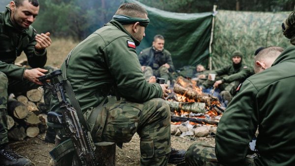 УБРЗАНО НАОРУЖАВАЊЕ УКРАЈИНЕ: Пољска шаље дронове и ПВО систем „Гром“ УБРЗАНО НАОРУЖАВАЊЕ УКРАЈИНЕ: Пољска шаље дронове и ПВО систем „Гром“