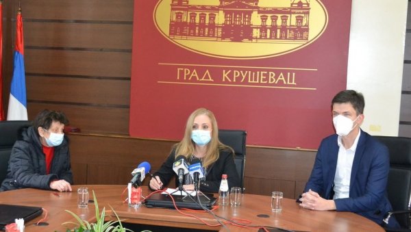 ЗА СТОЛАРИЈУ 600.000 ДИНАРА: Енергетска санација објеката - Потписано првих 10 уговора у Крушевцу ЗА СТОЛАРИЈУ 600.000 ДИНАРА: Енергетска санација објеката - Потписано првих 10 уговора у Крушевцу