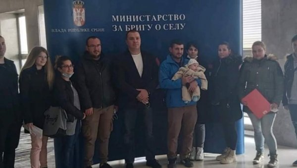 ПЕТ ПОРОДИЦА ДОБИЈА КРИВ НАД ГЛАВОМ: Решили најважнији животни проблем ПЕТ ПОРОДИЦА ДОБИЈА КРИВ НАД ГЛАВОМ: Решили најважнији животни проблем