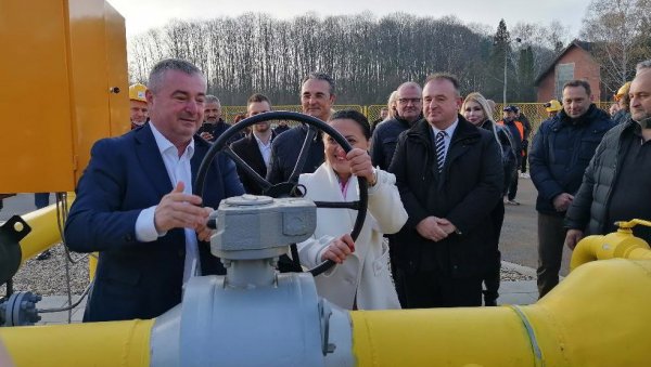 ОПШТИНА БЕЛА ЦРКВА КОНАЧНО ДОБИЛА ГАС: Новоизграђени гасовод пуштен у погон, Бајатовић одврнуо вентил ОПШТИНА БЕЛА ЦРКВА КОНАЧНО ДОБИЛА ГАС: Новоизграђени гасовод пуштен у погон, Бајатовић одврнуо вентил