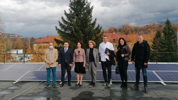 ПУШТЕНА СОЛАРНА ПОСТРОЈЕЊА: Постављени панели на средњим школама у Источном Сарајеву ПУШТЕНА СОЛАРНА ПОСТРОЈЕЊА: Постављени панели на средњим школама у Источном Сарајеву