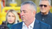 ТУГА У ПОРОДИЦИ ДУШАНА БАЈАТОВИЋА: Отац изгубио битку са короном - мајка у тешком стању ТУГА У ПОРОДИЦИ ДУШАНА БАЈАТОВИЋА: Отац изгубио битку са короном - мајка у тешком стању