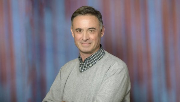 СЕЗОНСКИ ЋЕМО СЕ ВАКЦИНИСАТИ ПРОТИВ КОРОНЕ: Др Јанко Николић Жугић, имунолог на универзитету у Аризони, очекује бољу ситуацију на пролеће СЕЗОНСКИ ЋЕМО СЕ ВАКЦИНИСАТИ ПРОТИВ КОРОНЕ: Др Јанко Николић Жугић, имунолог на универзитету у Аризони, очекује бољу ситуацију на пролеће
