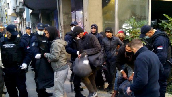ПРОНАЂЕНА 82 ИЛЕГАЛНА МИГРАНТА У БЕОГРАДУ: Акција полиције у Старом граду и на Савском венцу (ФОТО) ПРОНАЂЕНА 82 ИЛЕГАЛНА МИГРАНТА У БЕОГРАДУ: Акција полиције у Старом граду и на Савском венцу (ФОТО)