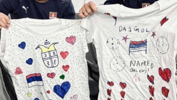 НАЈЈАЧА ПОДРШКА ОРЛОВИМА: Деца из свратишта на Новом Београду пожелела срећу репрезентативцима пред пут у Португал (ФОТО) НАЈЈАЧА ПОДРШКА ОРЛОВИМА: Деца из свратишта на Новом Београду пожелела срећу репрезентативцима пред пут у Португал (ФОТО)