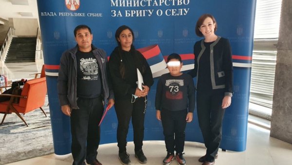НАСТАВЉАЈУ ЖИВОТ НА СЕЛУ: Још један пар скућио се уз помоћ Министарства за бригу о селу и локалне самоуправе Трстеника НАСТАВЉАЈУ ЖИВОТ НА СЕЛУ: Још један пар скућио се уз помоћ Министарства за бригу о селу и локалне самоуправе Трстеника