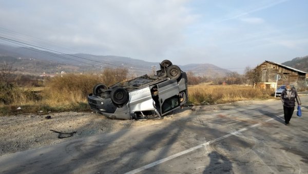 ПРВЕ ФОТОГРАФИЈЕ ЈЕЗИВЕ НЕСРЕЋЕ У ПИРОТУ: Комби преврнут на кров, ишчупан стуб са браником, погинуо возач (ФОТО) ПРВЕ ФОТОГРАФИЈЕ ЈЕЗИВЕ НЕСРЕЋЕ У ПИРОТУ: Комби преврнут на кров, ишчупан стуб са браником, погинуо возач (ФОТО)