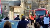 ПОЖАР У БЕОГРАДУ: Куља дим из месаре на Карабурми, грађани се окупили испред ПОЖАР У БЕОГРАДУ: Куља дим из месаре на Карабурми, грађани се окупили испред